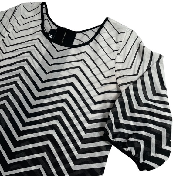 iZ Byer 📌 size small black white chevron sheer 3/4 sleeve scoop neck curved hem - Picture 3 of 16